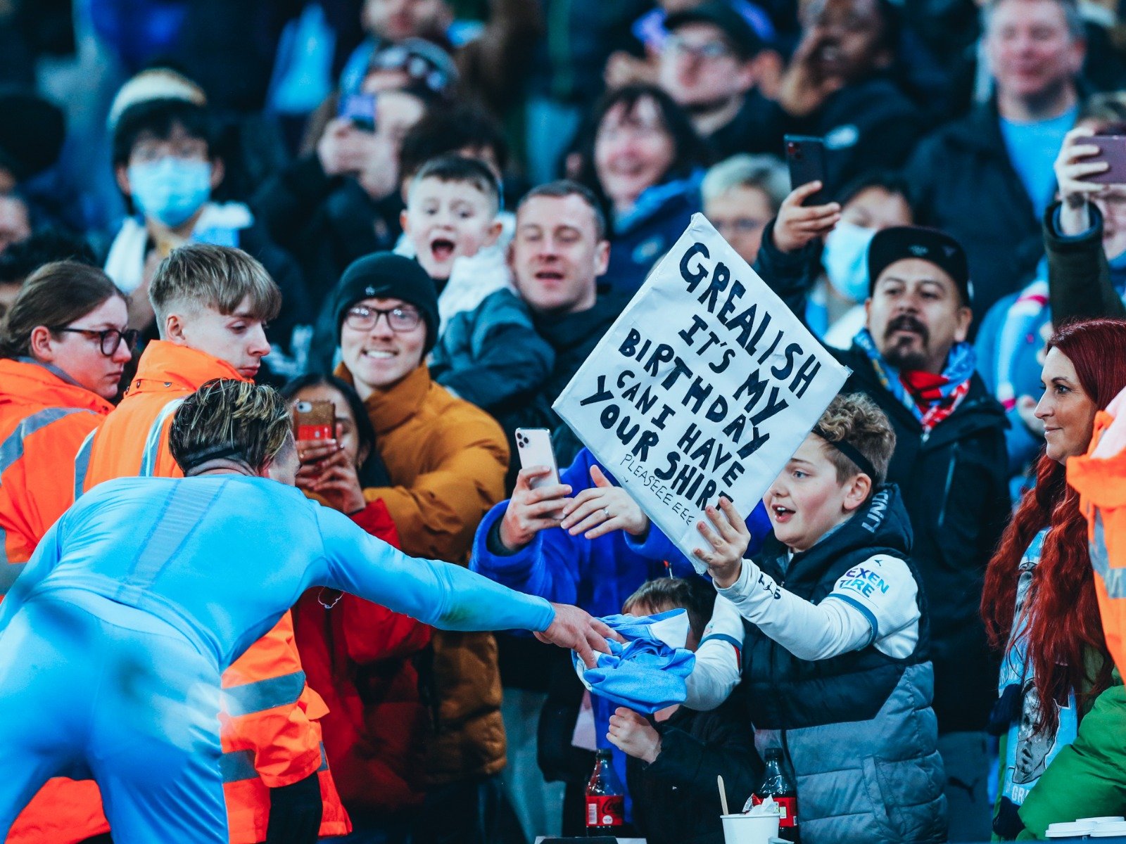 薩球場上展 薩球場上展